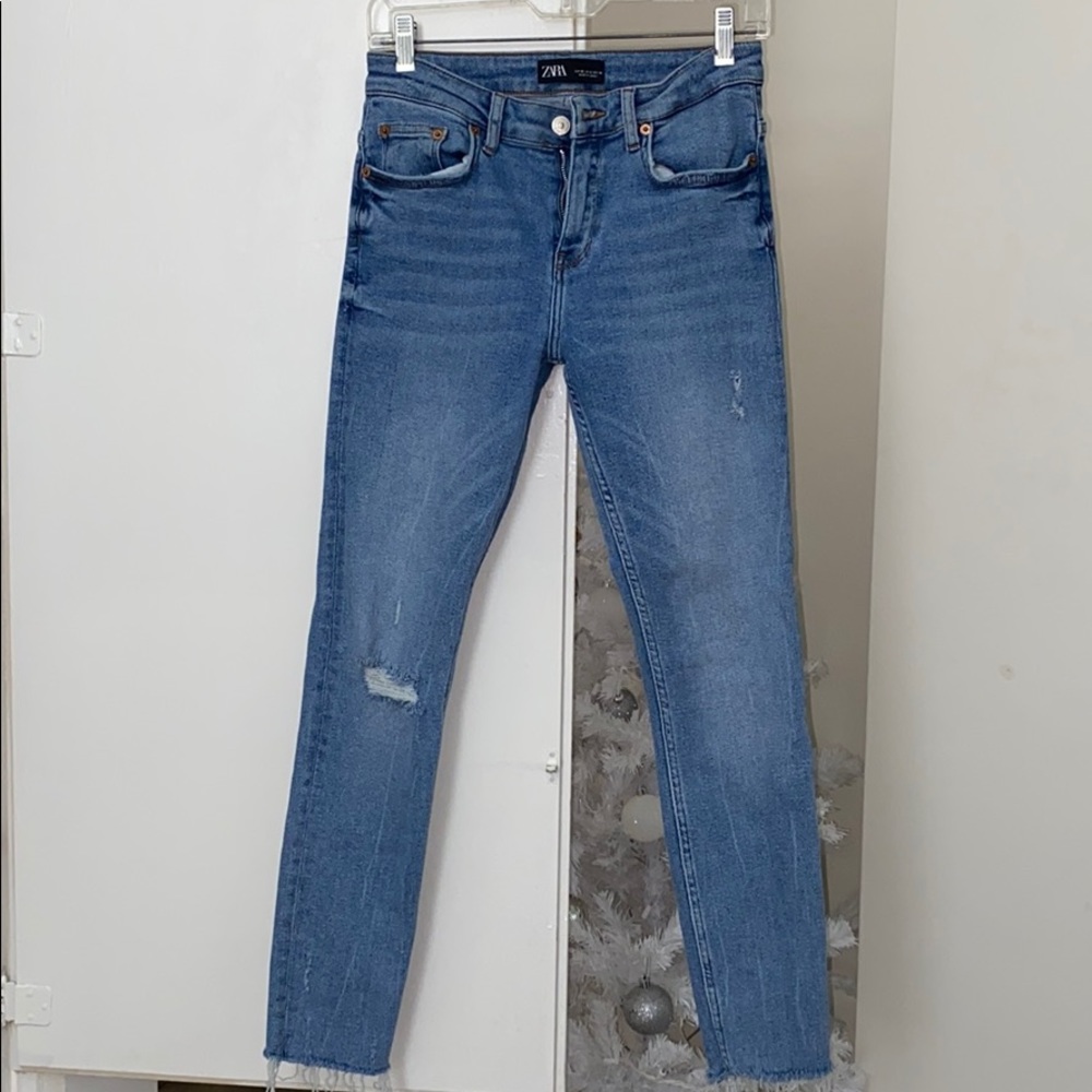 NEW Zara Mid Waisted Jeans